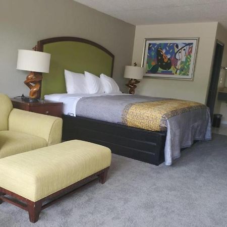 Palmetto Inn & Suites By Oyo Orangeburg Exterior photo