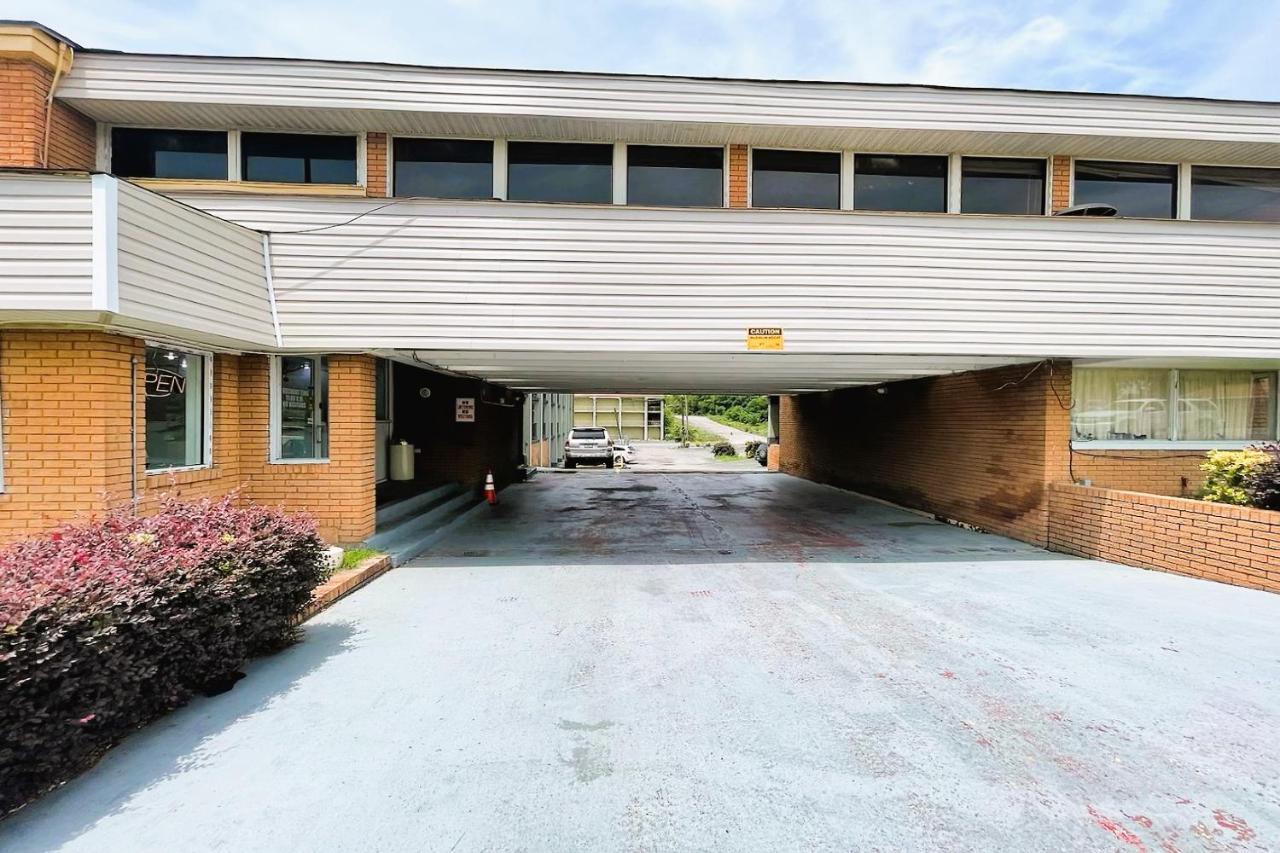 Palmetto Inn & Suites By Oyo Orangeburg Exterior photo