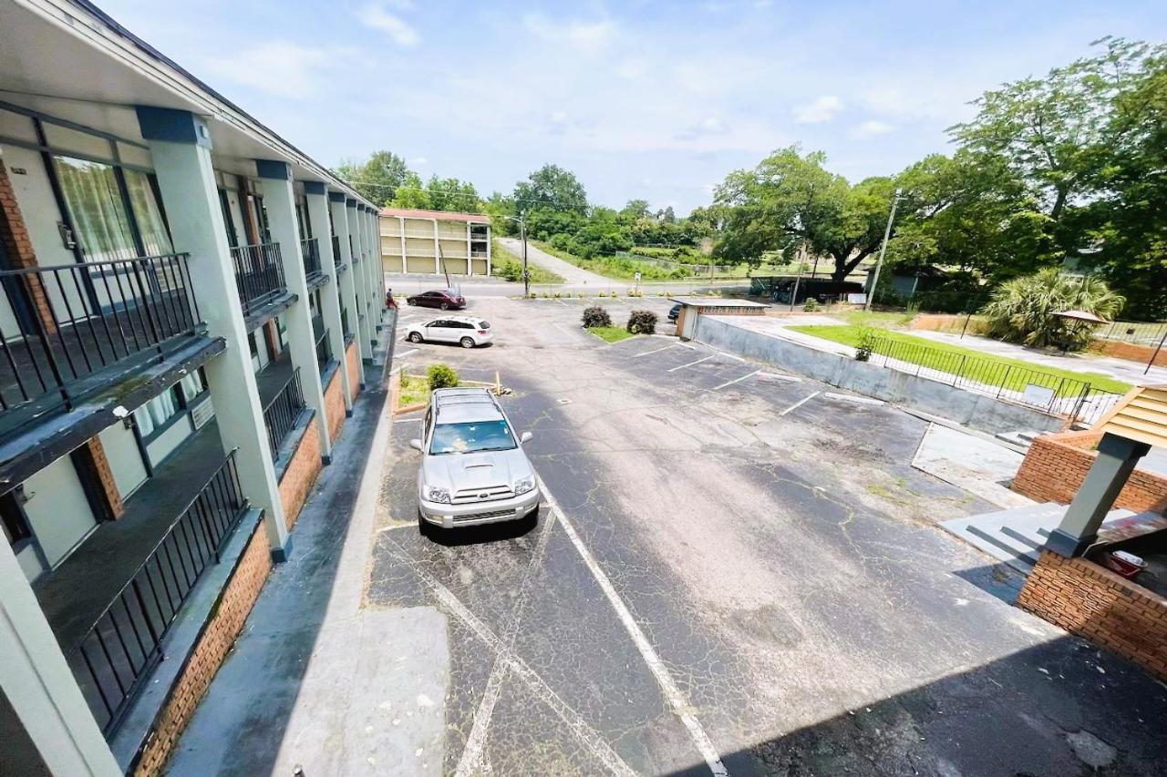 Palmetto Inn & Suites By Oyo Orangeburg Exterior photo