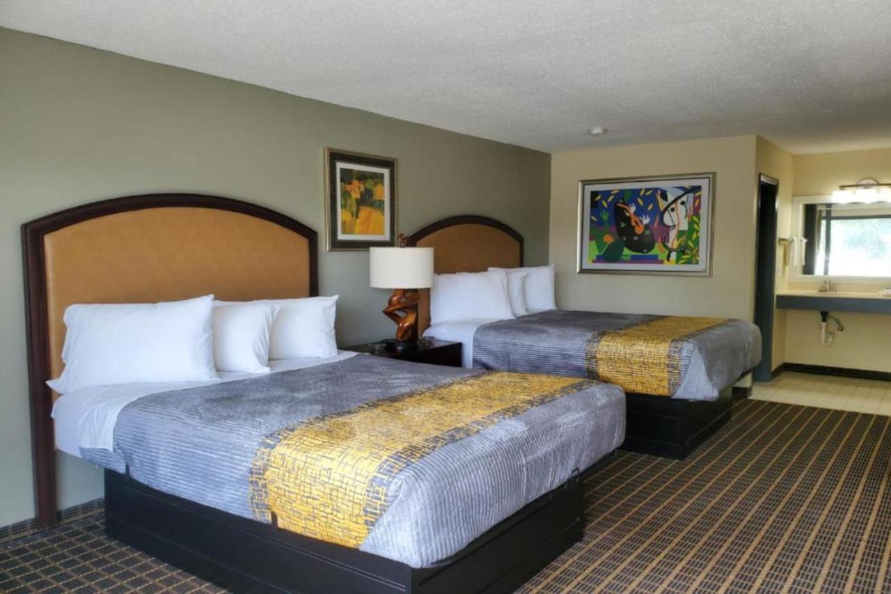 Palmetto Inn & Suites By Oyo Orangeburg Exterior photo