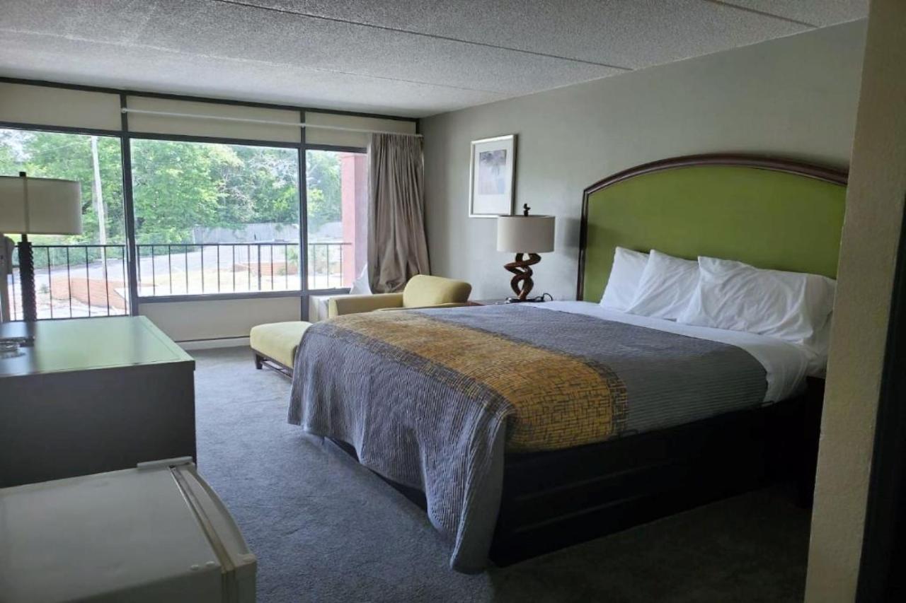 Palmetto Inn & Suites By Oyo Orangeburg Exterior photo
